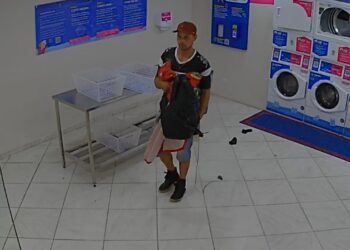 Câmera registra criminoso furtando TV de lavanderia em Curitiba