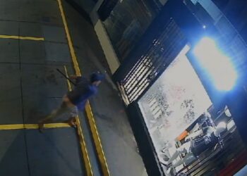 Dupla é presa após furtar loja de roupas; câmera registrou a ação