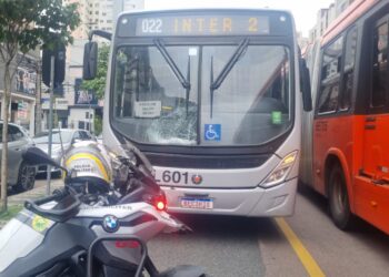 Homem é socorrido em estado grave ao ser atropelado pelo Inter 2 na canaleta