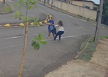 Câmera registra tentativa de assalto e falta de ajuda provoca revolta nas rede sociais