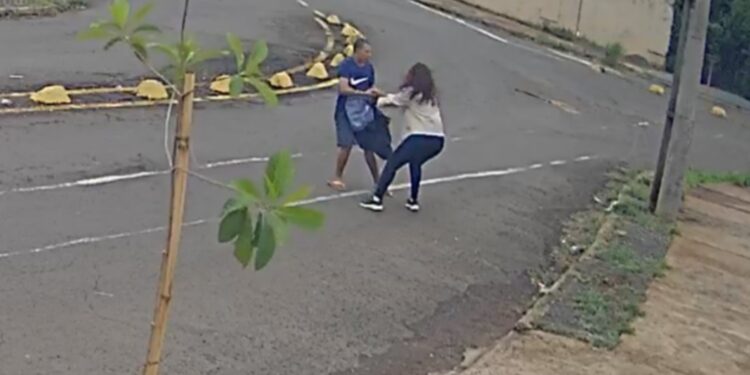Câmera registra tentativa de assalto e falta de ajuda provoca revolta nas rede sociais