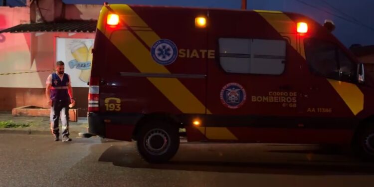 Jovem é morto a tiros em bar ao tentar defender o pai