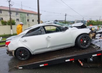 Homem é ejetado e morre após carro capotar na Avenida das Torres