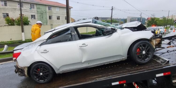 Homem é ejetado e morre após carro capotar na Avenida das Torres