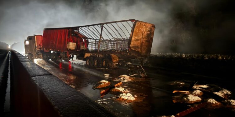 Carretas pegam fogo após colisão na BR-277 e motorista fica gravemente ferido