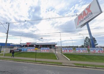 Criminosos invadem atacadista em Curitiba e levam R$ 35 mil e cofre com arma