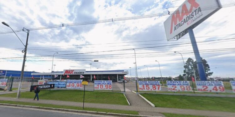 Criminosos invadem atacadista em Curitiba e levam R$ 35 mil e cofre com arma