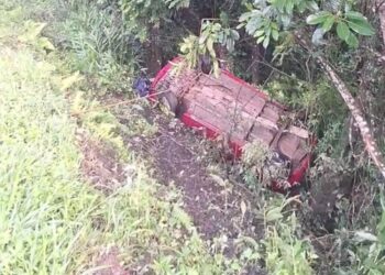 Carro capota e cai em barranco na Estrada da Ribeira; um morreu e 4 ficaram feridos