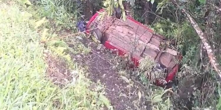 Carro capota e cai em barranco na Estrada da Ribeira; um morreu e 4 ficaram feridos