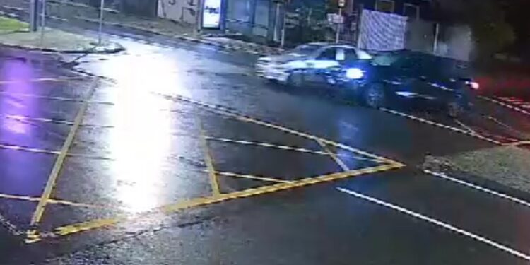 Motorista dorme ao volante, avança preferencial no centro de Curitiba e provoca acidente