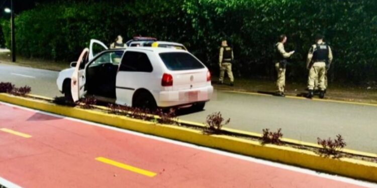 ROTAM prende dupla com carro furtado após fuga alucinante