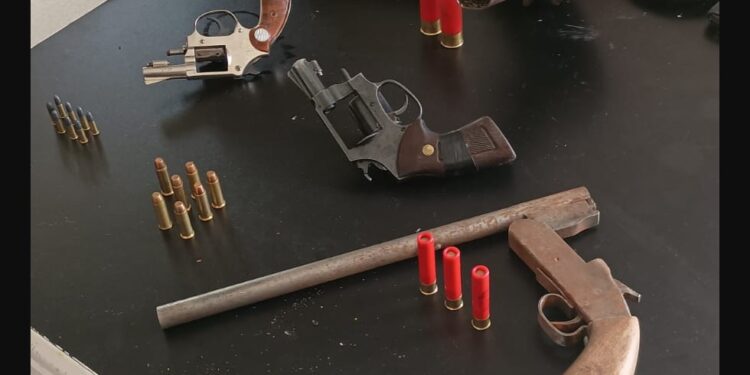 Operação integrada apreende armas e munições e prende suspeito em Mandirituba