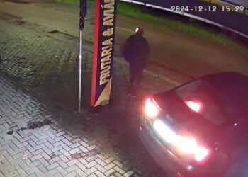 Com carro, criminosos derrubam porta de loja de celular em Curitiba, mas vizinho bota marginais para correr