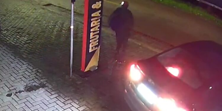 Com carro, criminosos derrubam porta de loja de celular em Curitiba, mas vizinho bota marginais para correr