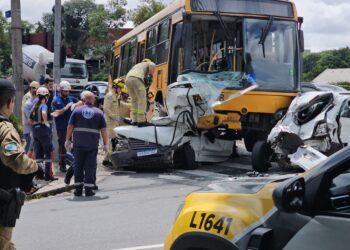 Ônibus colide em dez veículos e motorista de carro morre na hora em Curitiba