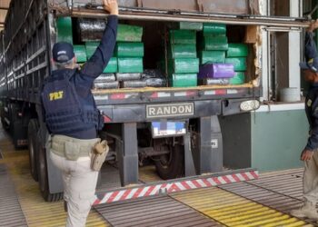 Lanterna de carreta danificada resulta em apreensão de quase 2 toneladas de maconha no Paraná