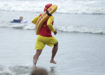 Verão Maior Paraná: bombeiros resgatam mais de 900 pessoas em 40 dias no Litoral