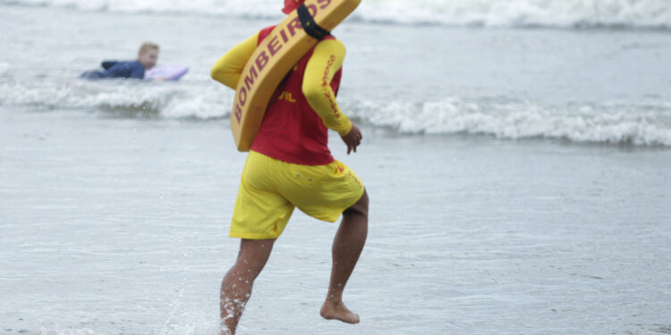 Verão Maior Paraná: bombeiros resgatam mais de 900 pessoas em 40 dias no Litoral