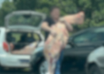 População saqueia carne de caminhão que estava intacto após acidente