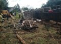 Carreta que transportava toras tomba em cima de carro e deixa três mortos