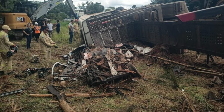 Carreta que transportava toras tomba em cima de carro e deixa três mortos