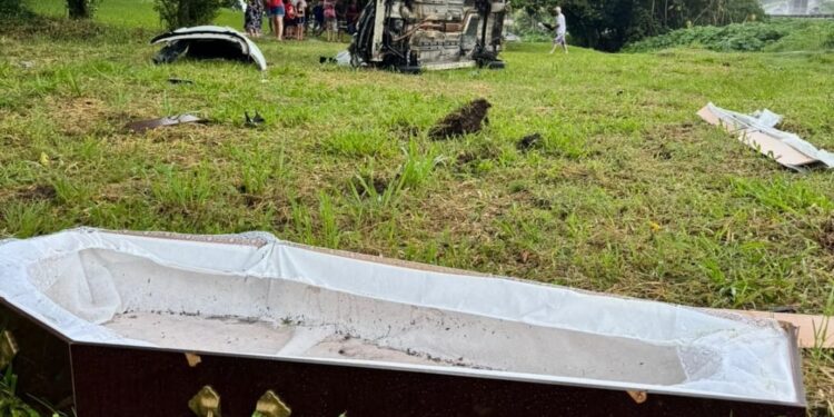 Carro de funerária capota na BR-277 e corpo de idosa é ejetado; motorista se negou a fazer o bafômetro
