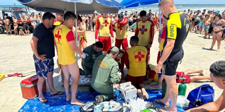 Corpo de Bombeiros resgata jovem de afogamento no litoral paranaense