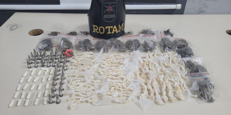 ROTAM prendeu dupla de traficantes e apreende drogas em Colombo