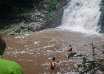 Homem e adolescente morrem afogados em cachoeira de Morretes