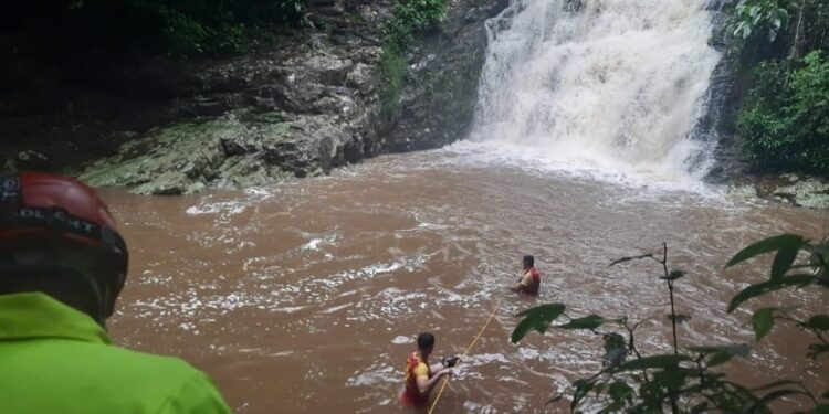 Homem e adolescente morrem afogados em cachoeira de Morretes