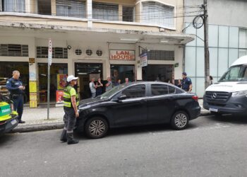 Carro com mais de R$ 30 mil em débitos é apreendido no centro de Curitiba