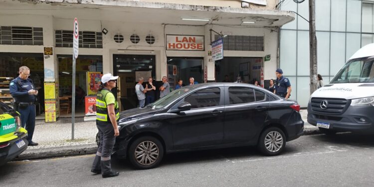 Carro com mais de R$ 30 mil em débitos é apreendido no centro de Curitiba