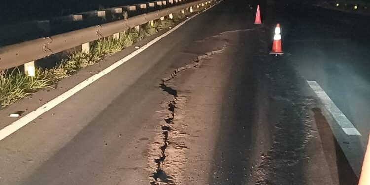 BR-376 é interditada após afundamento de pista; trânsito está sendo desviado