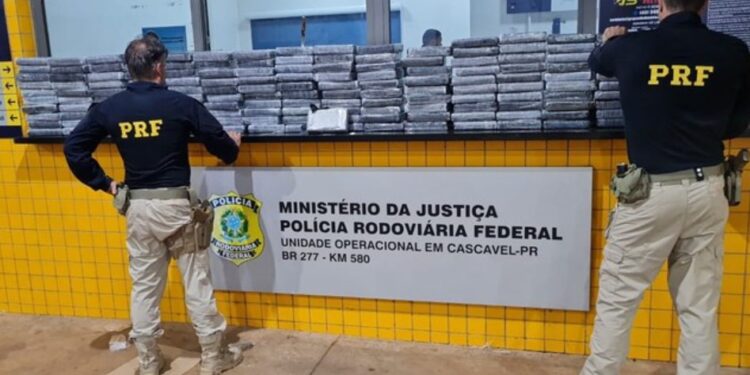 PRF apreende carregamento milionário de cocaína na BR-277