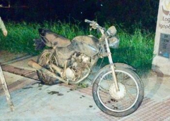 Homem realiza “pesca” inusitada em lago e encontra moto