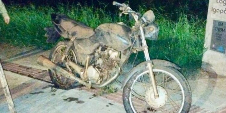 Homem realiza “pesca” inusitada em lago e encontra moto