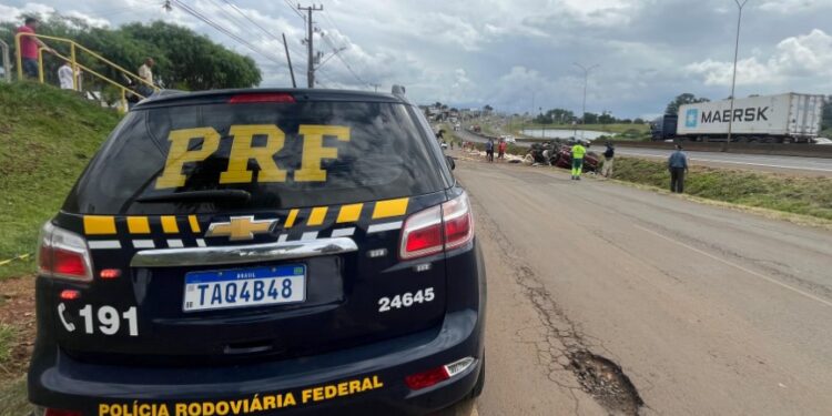 Caminhão tomba na BR-277 em Guarapuava e motorista não resiste aos ferimentos