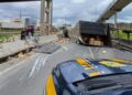 Carreta com bobinas tomba no acesso para o Contorno Leste em Curitiba