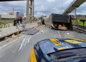 Carreta com bobinas tomba no acesso para o Contorno Leste em Curitiba