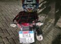 Com CNH suspensa e placa cortada, indivíduo passa empinando moto na frente da RONE