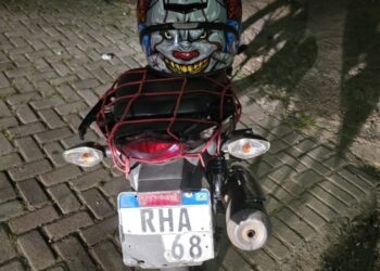 Com CNH suspensa e placa cortada, indivíduo passa empinando moto na frente da RONE