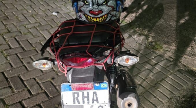 Com CNH suspensa e placa cortada, indivíduo passa empinando moto na frente da RONE