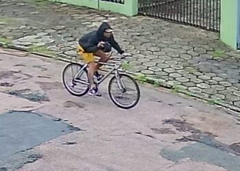 Criminoso que realiza assaltos de bicicleta é flagrado em mais uma ação no Pinheirinho