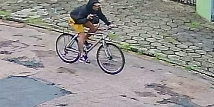 Criminoso que realiza assaltos de bicicleta é flagrado em mais uma ação no Pinheirinho