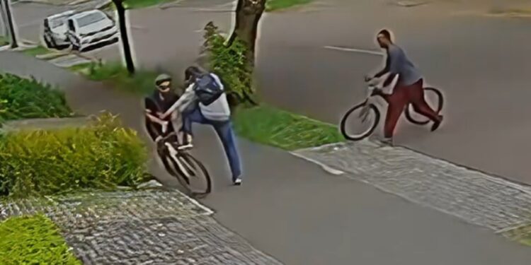 Polícia procura criminosos que roubaram bicicleta em Curitiba