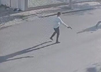 Trabalhador da coleta de lixo tem moto levada por assaltante armado em Curitiba