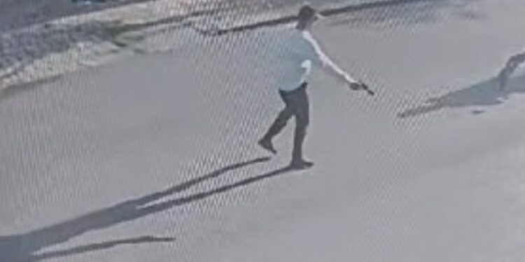 Trabalhador da coleta de lixo tem moto levada por assaltante armado em Curitiba