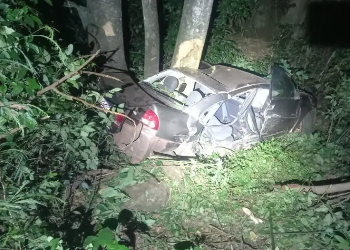 Colisão entre 3 carros deixa dois adolescentes mortos, na PR-281