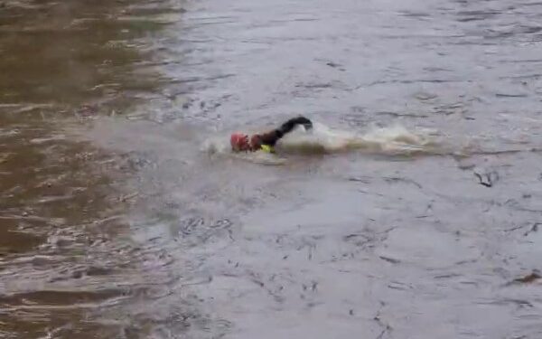 Bombeiros resgatam 10 pessoas ilhadas por cabeça d’água em Antonina