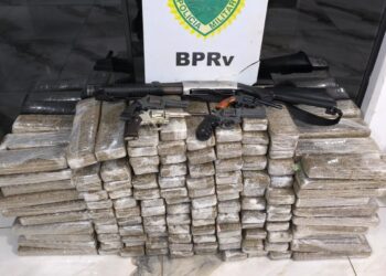 Polícia Rodoviária apreende 143 kg de drogas e armas no Paraná